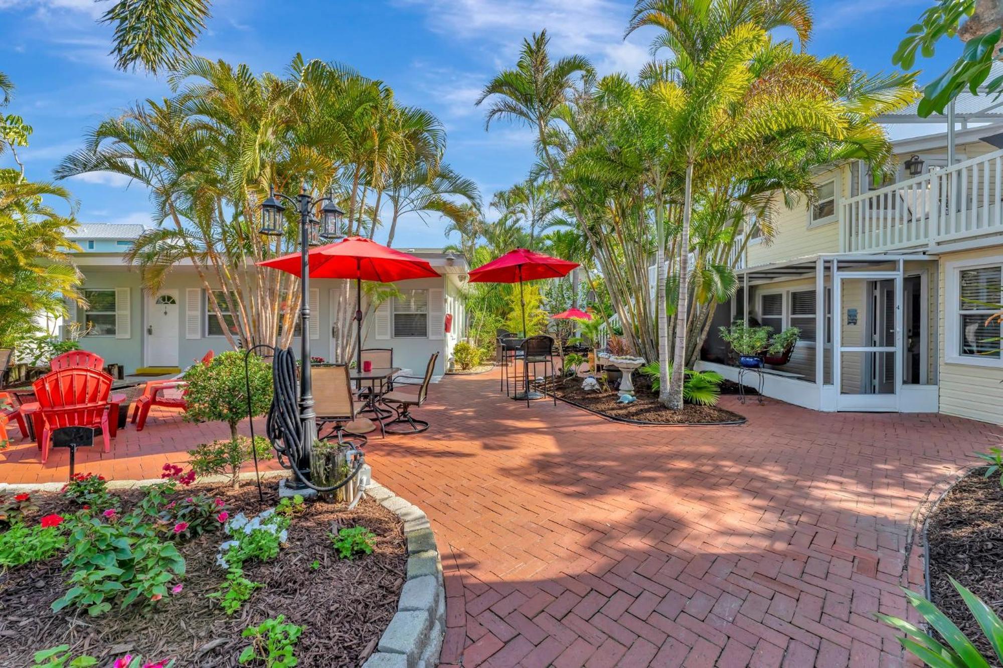 Sea Gem One Bed One Bath Charmer Steps To Beach Bradenton Beach Exteriör bild